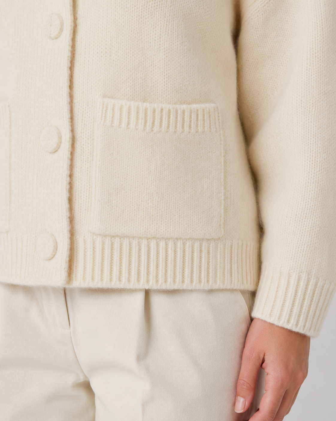 Women's Cropped Chunky Knit Cardigan With Patch Pockets